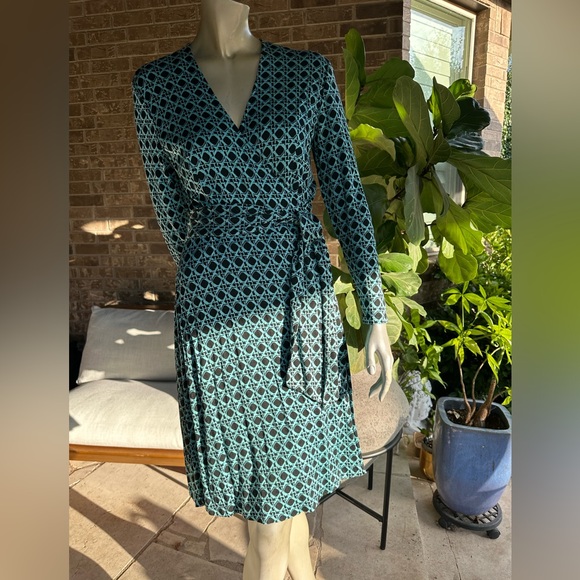 Diane Von Furstenberg Dresses & Skirts - Diane Von Furstenberg Vintage Classic Silk wrap dress- 12